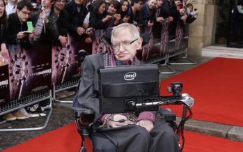 Stephen Hawking vietti vakavasta sairaudestaan huolimatta 75-vuotispäiviään