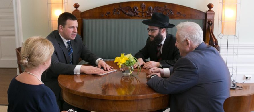 Pääministeri Jüri Ratas tapasi Stenbockin talossa Viron Juutalaisen seurakunnan puheenjohtajan Boris Oksin ja päärabbi Šmuel Efraim Kotin