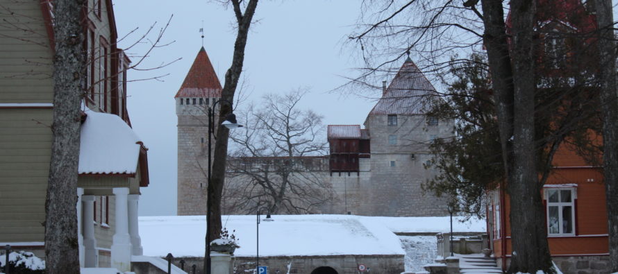 KUVAT Saarenmaan saarelta Virossa! Kuressaare (historialliset rakennukset kaupungin keskustassa, vanhakaupungin kaduilla …) 24.12.2018
